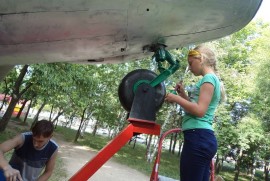 Арсеньевцы провели реставрацию истребителя МиГ-15, установленного возле колледжа ДВФУ 5