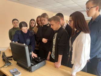 Полицейские Арсеньева в рамках «Недели мужества» провели для школьников урок профориентации