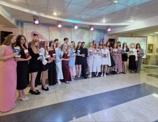 27 выпускников школ города получили аттестаты с отличием и медали «За особые успехи в учении»