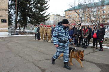 В Арсеньеве Приморского края полицейские и общественники провели для школьников урок профориентации 2