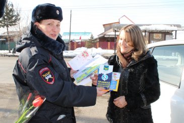 Сотрудники ОГИБДД города Арсеньева поздравили женщин-водителей с 8 марта! 1