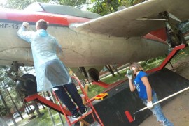 Арсеньевцы провели реставрацию истребителя МиГ-15, установленного возле колледжа ДВФУ 1