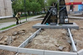В Арсеньеве продолжается реконструкция сквера, в котором установлен памятник Олегу Пешкову 0
