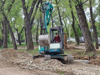 В парке «Восток» полным ходом идут работы по благоустройству левого берега речки Дачной 1