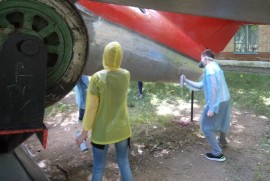 Арсеньевцы провели реставрацию истребителя МиГ-15, установленного возле колледжа ДВФУ 4