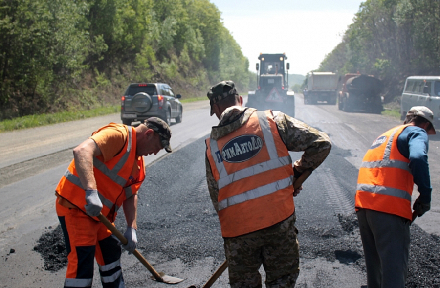Примавтодор ремонтирует муниципальные дороги в Арсеньеве, Октябрьском и Спасском районах