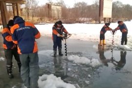 Приморские спасатели распиливают лед на реке Арсеньевка