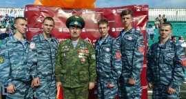 В День Воздушного флота - разноцветные купола парашютов и флаг России в небе над Арсеньевом 2