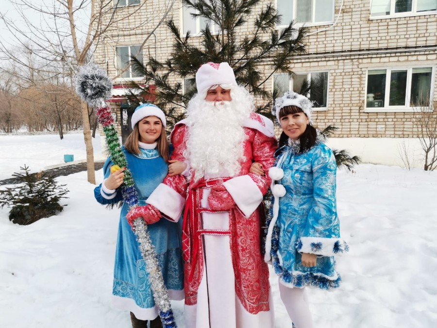 Профсоюзные Дед Мороз и Снегурочка поздравили детей из многодетных семей сотрудников ААК «Прогресс»