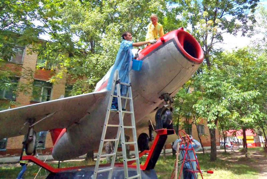 Арсеньевцы провели реставрацию истребителя МиГ-15, установленного возле колледжа ДВФУ
