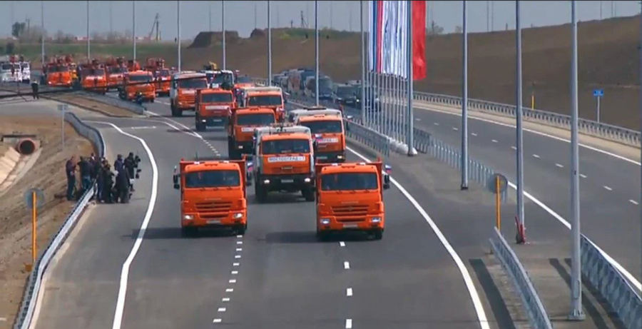 Путин открыл Керченский мост поездкой за рулем КамАЗа