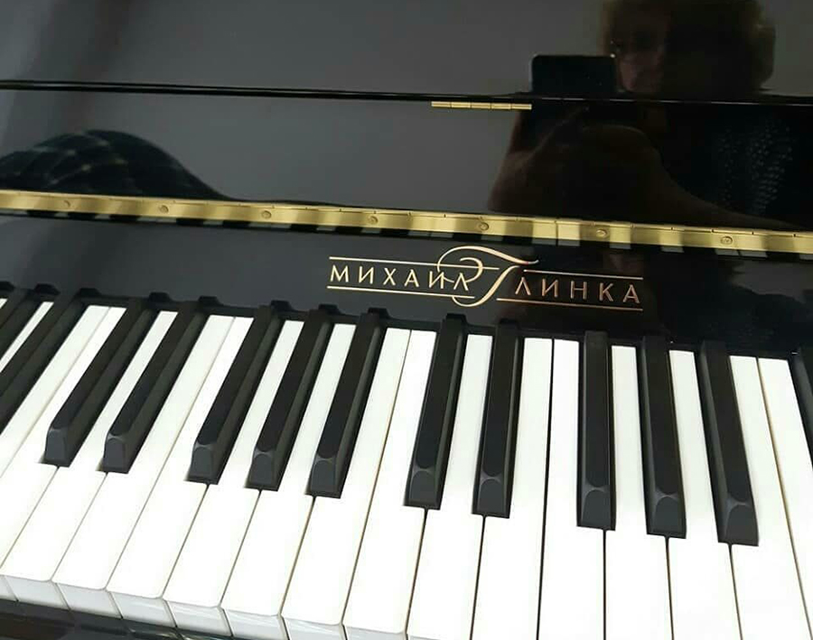 11 октября новое пианино «Михаил Глинка» прибыло в Детскую школу искусств г. Арсеньева.