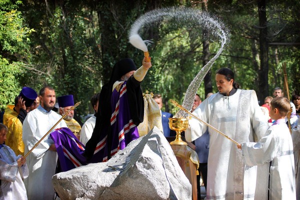 Церемония освящения камня, установленного в честь святых Петра и Февронии Муромских