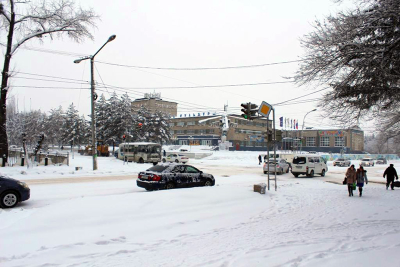 На улицах Арсеньева идет уборка снега