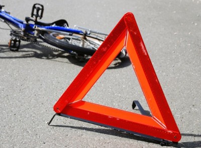 Правила дорожного движения нарушил юный водитель велосипеда.