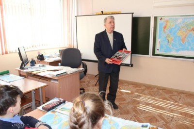 В школы города передана книга о подвигах приморцев в годы Великой Отечественной войны