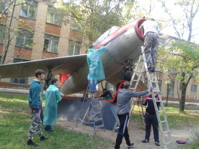 В Арсеньеве проведена реставрация истребителя МИГ-15, установленного на постаменте возле колледжа ДВ