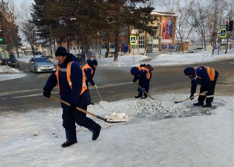 Очистили улицы от снежного покрова Очистили улицы от снежного покрова