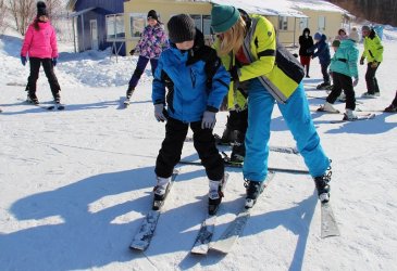 Арсеньевские школьники осваивают горные лыжи 2