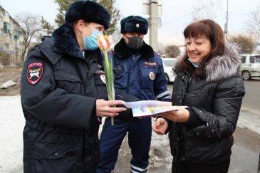 Сотрудники ОГИБДД города Арсеньева поздравили женщин-водителей с 8 марта!