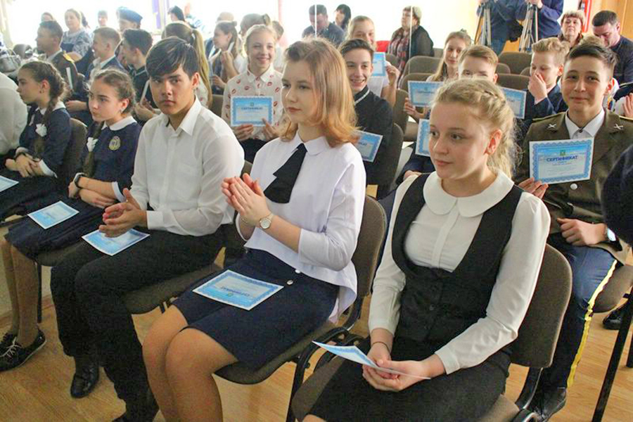 Арсеньевским школьникам вручены сертификаты на получение путевок в детские центры отдыха