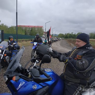В честь Дня Победы 9-го мая арсеньевский клуб байкеров совершил праздничный мотопробег 1
