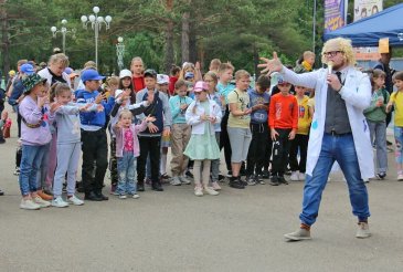 В Арсеньеве прошла развлекательная программа "Калейдоскоп веселья"