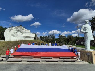 В Арсеньеве развернули главный символ России