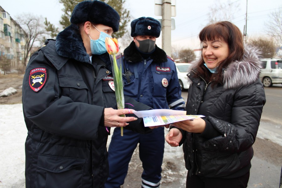 Сотрудники ОГИБДД города Арсеньева поздравили женщин-водителей с 8 марта!