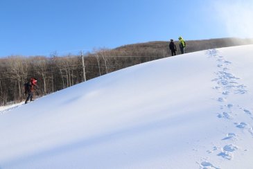 На горнолыжной базе города Арсеньев идет отсыпка трассы качественным искусственным снегом 1