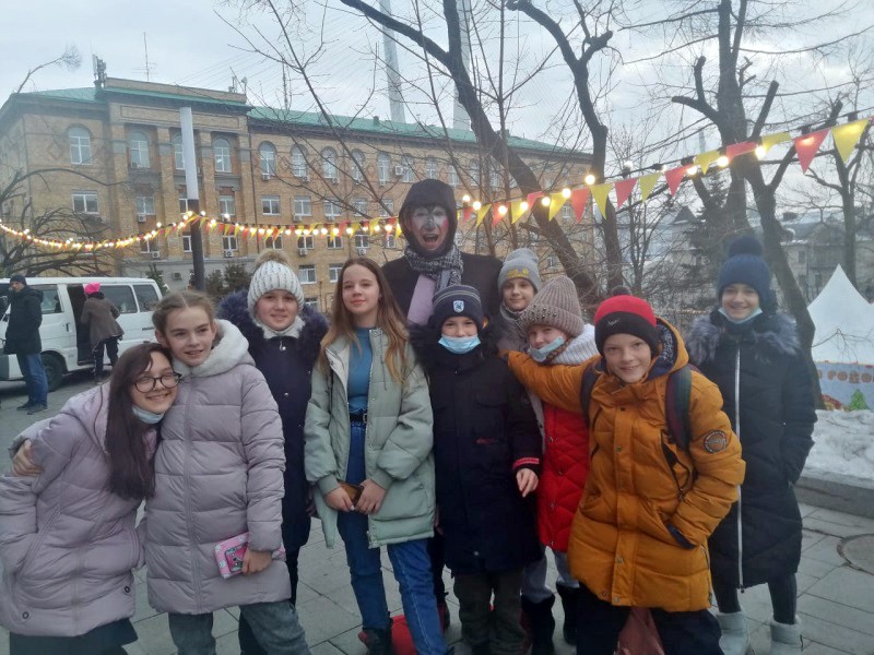 Арсеньевские ученики Школы искусств отправились на спектакль «Снежная королева»