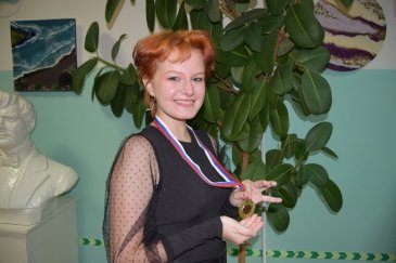 учащаяся Арсеньевской школы искусств и ее преподаватель получили медали «Абсолютного победителя» 1