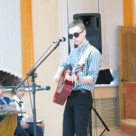 Праздничный концерт «Поем на иностранном языке» состоялся в школе № 8 0