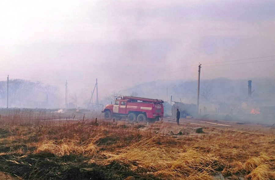 Пожар ликвидируют в районе села Зеркальное Кавалеровского района