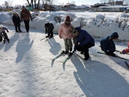 Педагоги детских садов Арсеньева осваивают зимние виды спорта 1