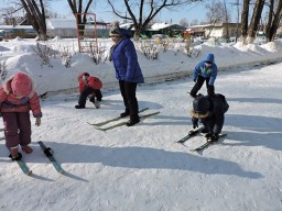 Педагоги детских садов Арсеньева осваивают зимние виды спорта