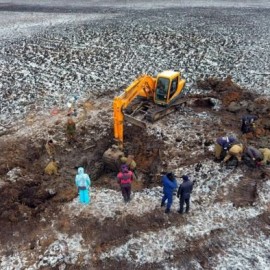 В Приморье поисковики подняли из болота останки самолета времен Великой Отечественной 5