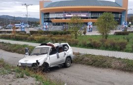 Во Владивостоке женщина от удара с леерами вылетела из своей машины (Видео)