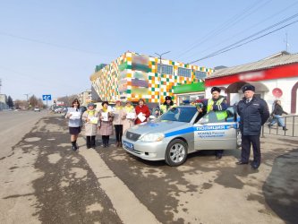 Сотрудники ОГИБДД города Арсеньева поздравили женщин-водителей с наступающим 8 марта!