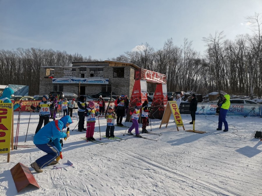 В Арсеньеве лыжники разных возрастов приняли участие в "Рождественской гонке"