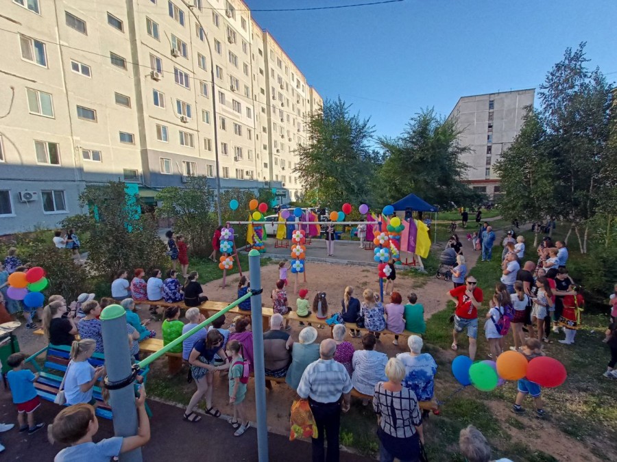 Во дворе дома Островского 16 города Арсеньев состоялась программа в честь 40 летя дома