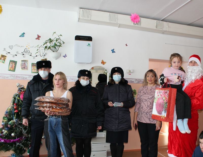 В Арсеньеве полицейский Дед Мороз навестил воспитанников детского дома