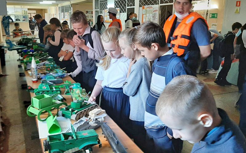 В Арсеньеве в гимназии № 7 прошла выставка моделей боевой техники «Во славу русского оружия»