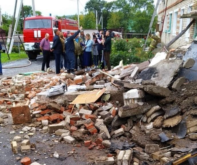 В селе Вознесенка Хорольского района произошло обрушение многоквартирного дома