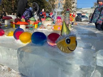 Арсеньевскую площадь украсили ледяные фигуры 1