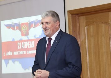 Глава Арсеньевского городского округа поздравил сотрудников с профессиональным праздником