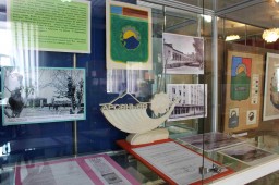 В музее истории г. Арсеньева открылась выставка, посвященная истории создания герба города 5