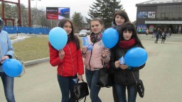 Сотрудники Центральной городской библиотеки организовали акцию «Голубая лента» 5