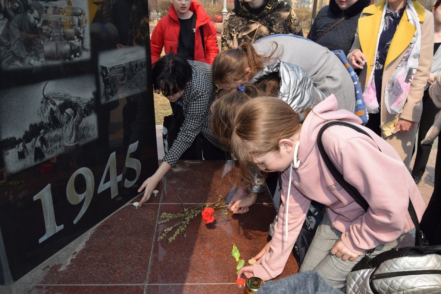 В Арсеньеве учащиеся и преподаватели Детской школы искусств провели акцию «Свеча памяти»