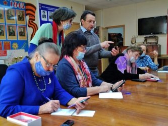 В Арсеньеве представители общества инвалидов осваивают смартфоны